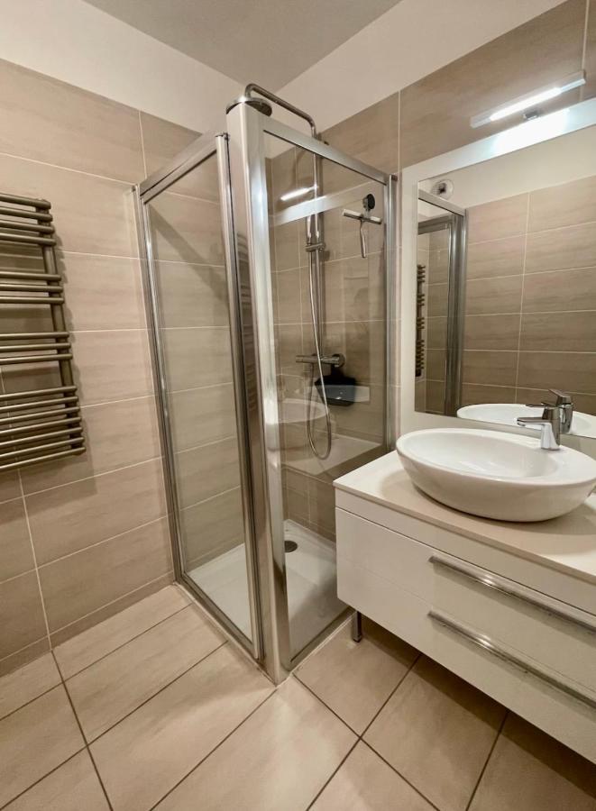 Oxford 1 Bedroom Apartment In A Brand New Building With A Pool Cannes Esterno foto